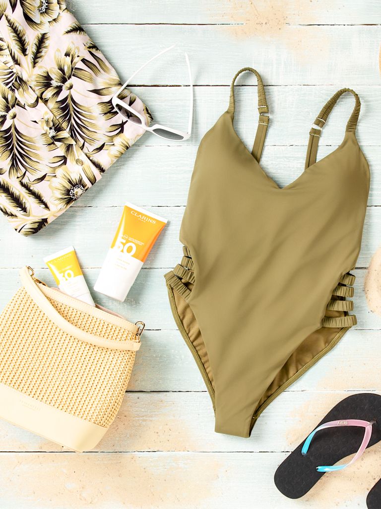 Badeanzug, Sonnenschutz, Strandtasche & Flip Flops